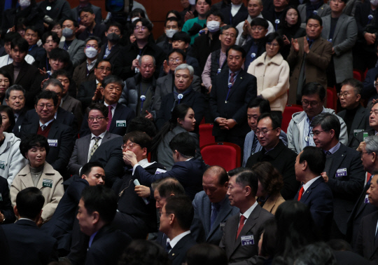 지난 18일 강성희 진보당 의원이 전주시 덕진구 한국소리문화의전당 모악당에서 열린 전북특별자치도 출범식에서 윤석열 대통령이 입장하며 참석자들과 악수하는 동안 경호원들에게 제지당해 끌려 나가고 있다. 진보당 측은 "강 의원이 윤 대통령과 악수하며 '국정 기조를 바꾸지 않으면 국민들이 불행해집니다'라는 말을 건넨 순간 경호원들이 제지했다"고 주장했다.<연합뉴스>